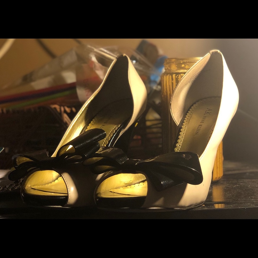 Anne Kleim black and white bowed heel